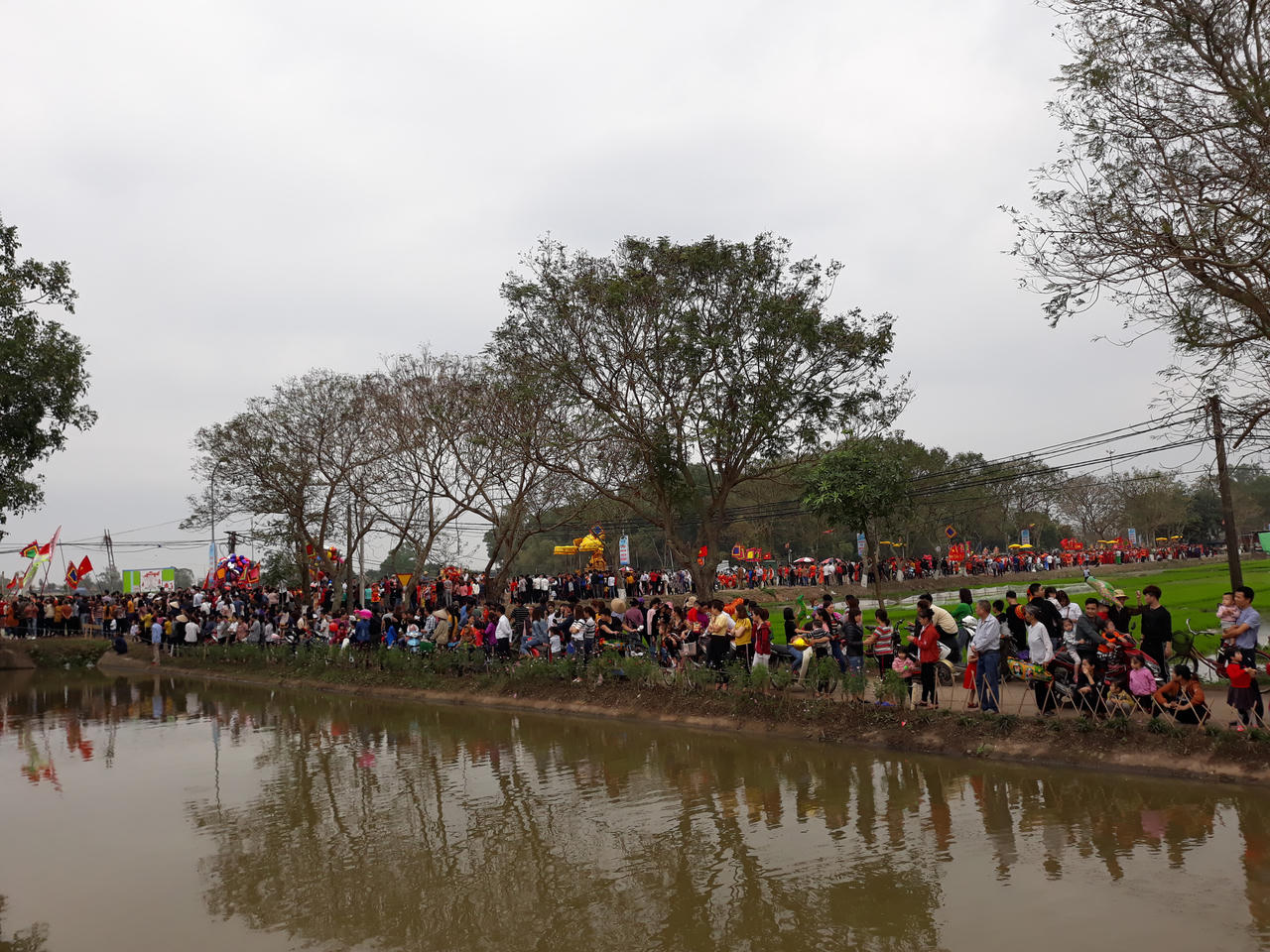 Đoàn người rước 'vua sống' kéo dài hàng km ở Hà Nội
